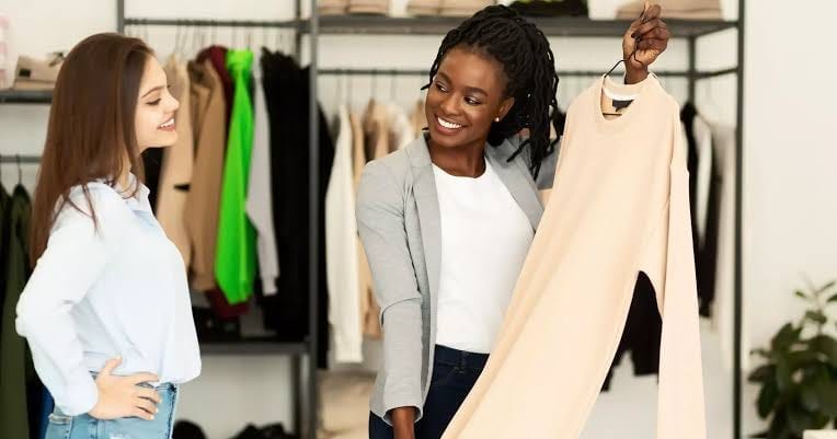 Personal shopping elegante con consulenza colore personalizzata