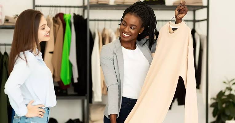 Personal shopping elegante con consulenza colore personalizzata
